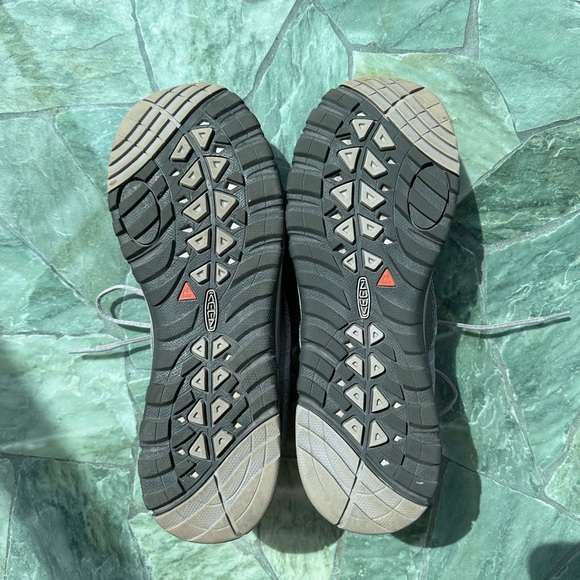 Women’s size 11 Keen hiking tennis shoes - Picture 4 of 8